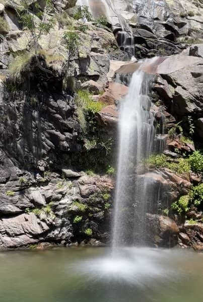 wandelen corsica in de zomer waterval