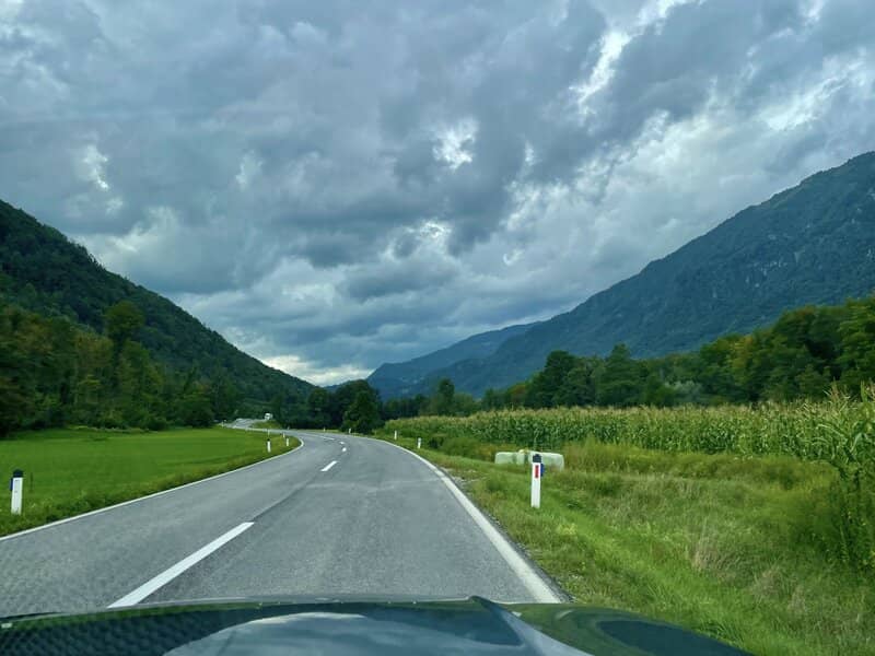Auto op de weg in Slovenië