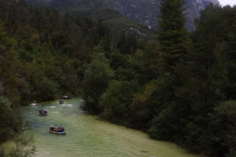 Rafters op de Soca rivier in de Soca vallei in Slovenië